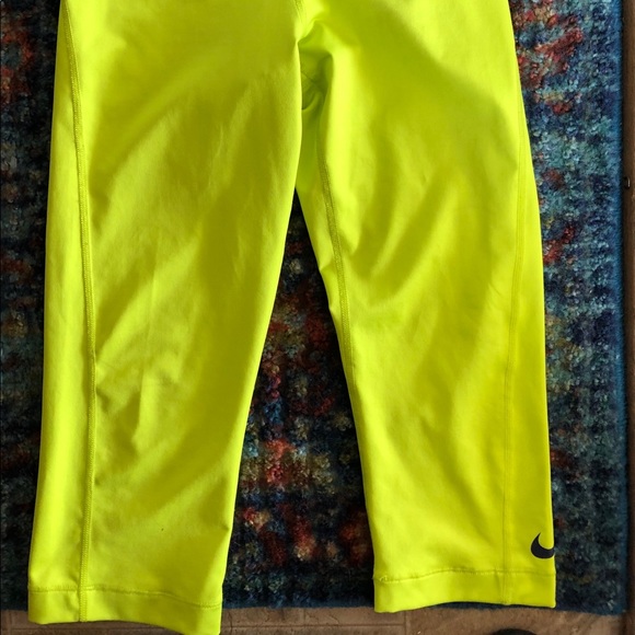 **SOLD**Nike Pro capris-Ladies - Picture 3 of 8